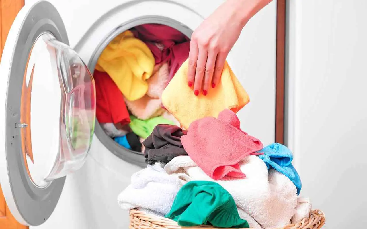 Non fare questo errore la prima volta che lavi i capi colorati: rischi di rovinarli