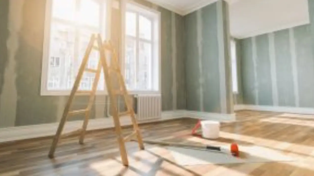 Polvere di ristrutturazione incrostata sul pavimento? Ecco il metodo efficace per eliminarla subito