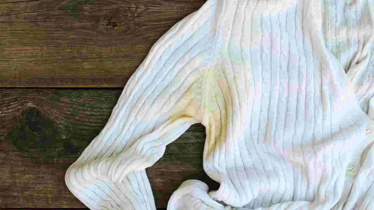 Macchie di sudore sui capi scuri? Ecco il trucco naturale per eliminarle senza aloni